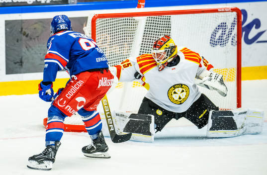 Oskarshamns Cameron Brace och Brynäs målvakt Tomi Karhunen