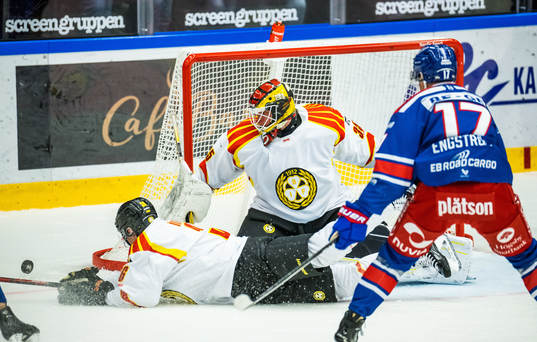 Brynäs Linus Ölund och målvakt Tomi Karhunen samt