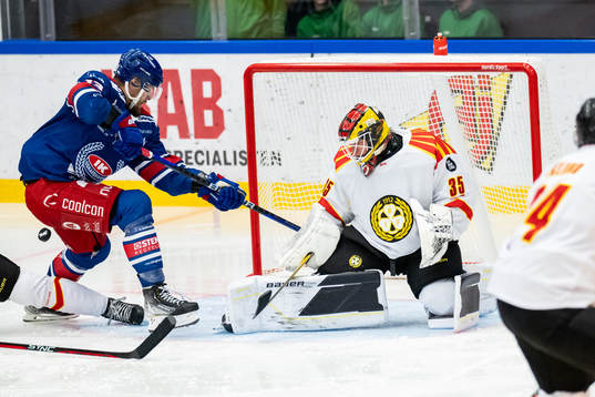 Oskarshamns Jiri Smejkal mot Brynäs målvakt Tomi Karhunen