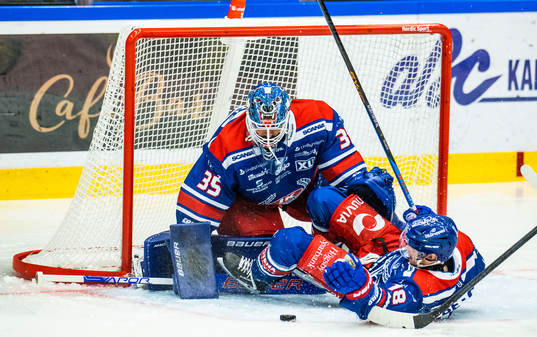 Oskarshamns målvakt Joe Cannata och Niclas Burström