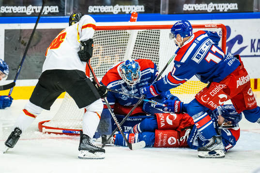 Brynäs Linus Ölund mot Oskarshamns målvakt Joe Cannata,