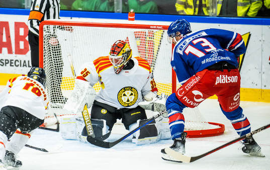 Brynäs målvakt Tomi Karhunen och Oskarshamns Jiri Smejkal