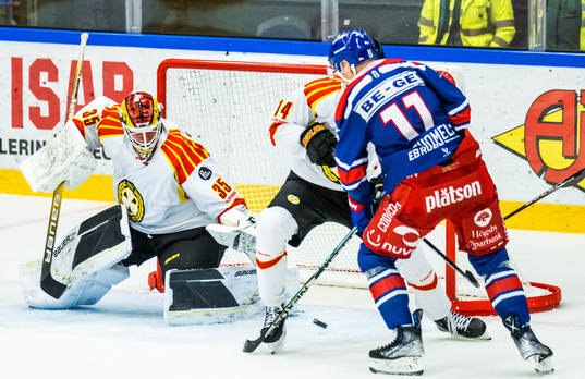 Brynäs målvakt Tomi Karhunen och Oskarshamns Antti Suomela