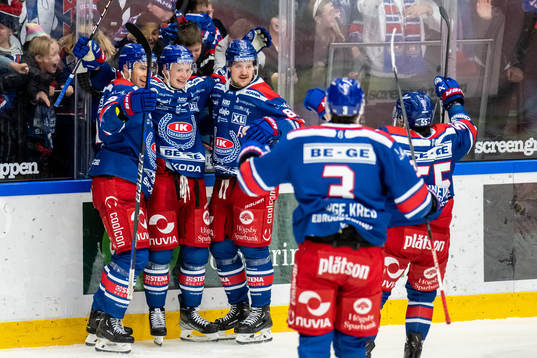 Oskarshamns Antti Suomela jublar med lagkamrater