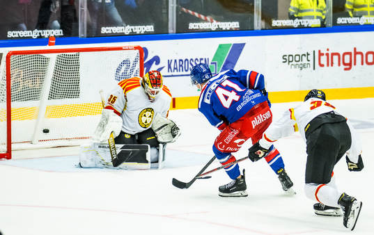 Oskarshamns Johan Johnsson gör 6-2 bakom Brynäs målvakt