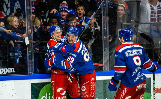 Oskarshamns Antti Suomela jublar med Patrik Karlkvist
