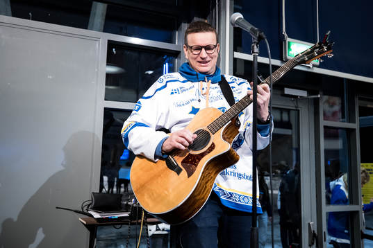 Johan Eriksson underhåller innan ishockeymatchen i SHL
