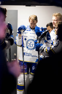 Leksands Carter Ashton innan  ishockeymatchen i SHL mellan