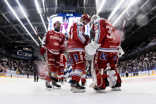 Timrås Magnus Pääjärvi jublar med Timrås målvakt