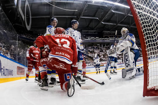 Timrås Nicholas Halloran och Leksands målvakt Mantas
