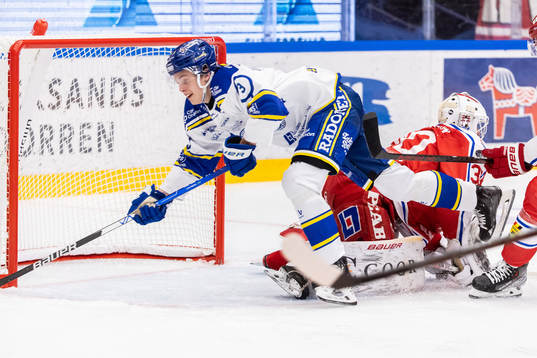 Leksands Anton Johansson mot Timrås målvakt Jacob