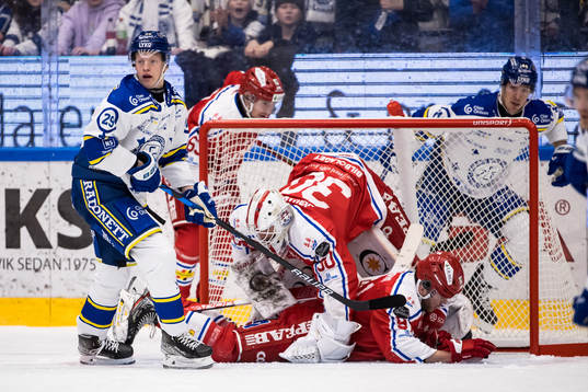 Leksands Emil Heineman och Timrås målvakt Jacob Johansson