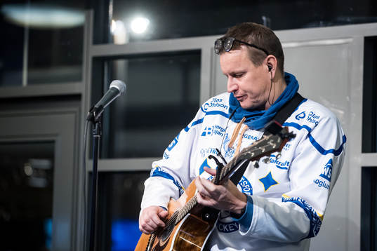 Johan Eriksson underhåller innan ishockeymatchen i SHL