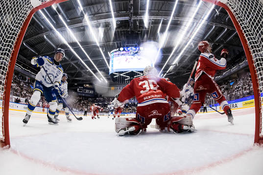 Leksands Carter Ashton och Timrås målvakt Jacob Johansson