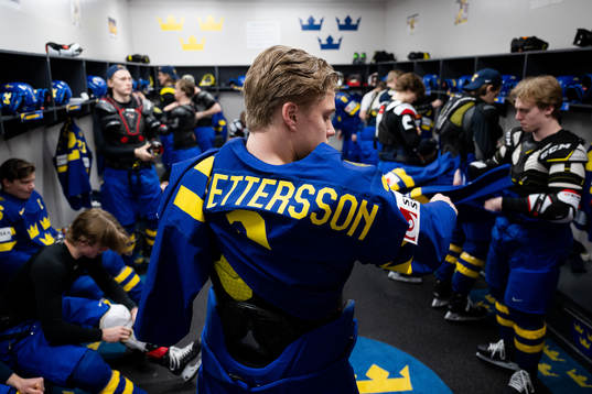 Elias Pettersson of Sweden puts