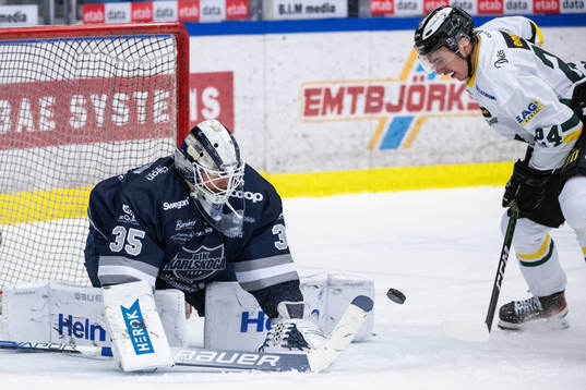 Karlskogas målvakt Lars Volden och Östersunds Casper