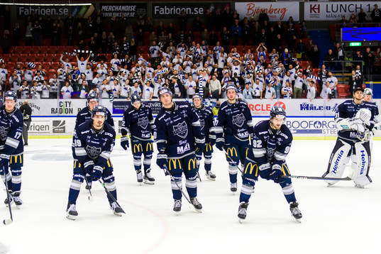 Karlskogas spelare jublar