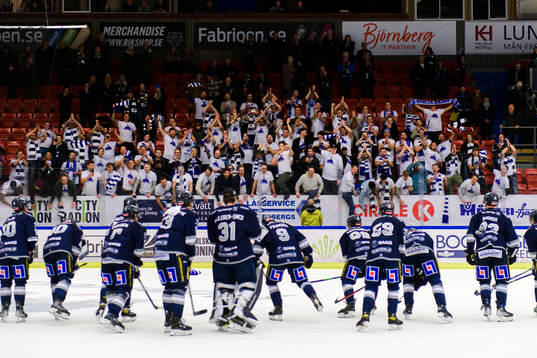 Karlskogas spelare jublar