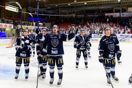 Karlskogas spelare jublar