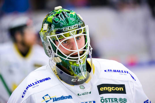Östersunds målvakt Isak Mantler deppar