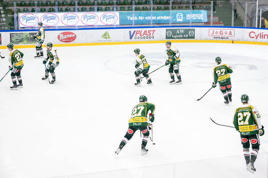 Tingsryds spelare värmer upp i hyllningströjor för Larry