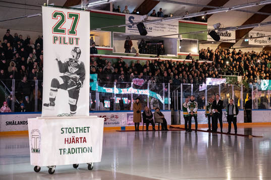 Hyllning av före detta spelare och ledare Larry Pilut