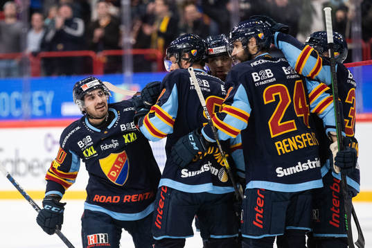 Djurgårdens Kevin Karlsson jublar med lagkamrater