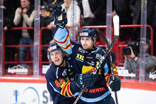 Djurgårdens Marcus Kruger jublar med Olle Liss