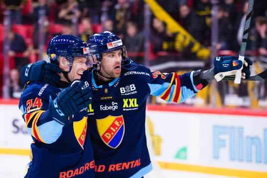 Djurgårdens Daniel Brodin jublar med Nicklas Danielsson