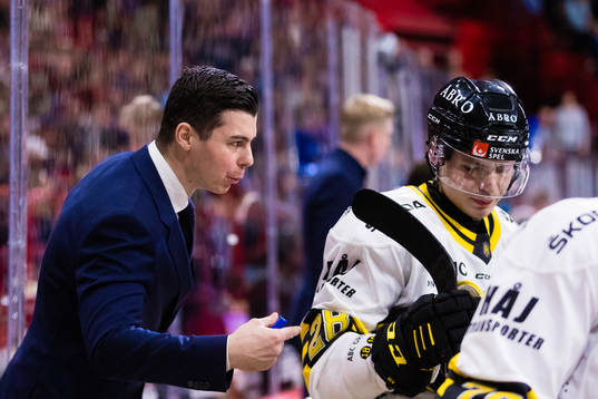 s assisterande tränare Martin Dendis och AIK:s Kelvin
