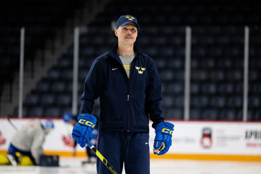 Mikael Gerdén, goalie coach of Sweden at a practice session