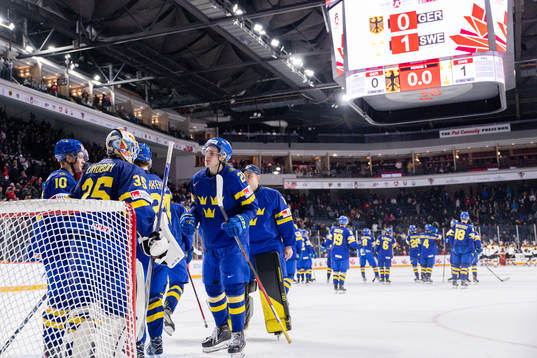 Leo Carlsson and goaltender Carl Lindbom of Sweden celebrate