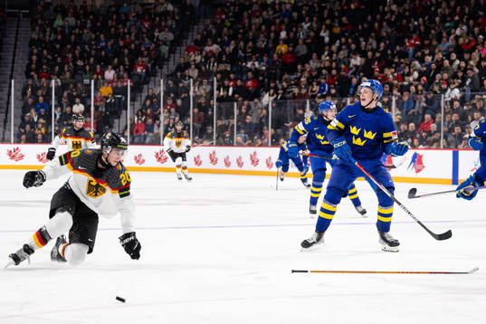 Elias Pettersson of Sweden and Veit Oswald of Germany