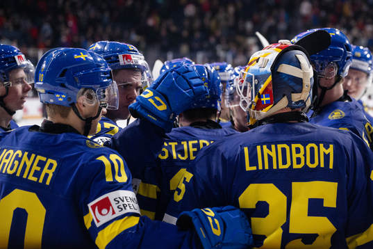 Players of Sweden celebrate with goaltender Carl Lindbom