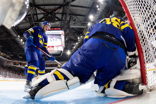 Elias Pettersson and goaltender Carl Lindbom of Sweden