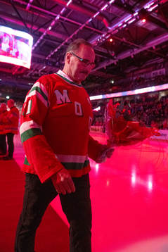 Modo-backen Robert Frestadius hyllas innan ishockeymatchen