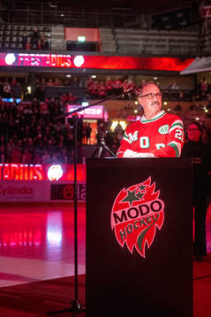 Modo-backen Robert Frestadius hyllas innan ishockeymatchen