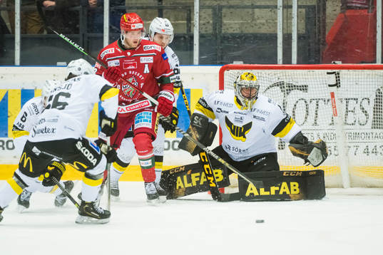 Västerås målvakt Jonas Eneroth och Modos Erik Karlsson