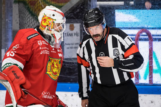 Moras målvakt Andreas Ljunggren och Domare Daniel Wessner