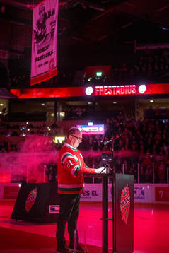 Modo-backen Robert Frestadius hyllas innan ishockeymatchen