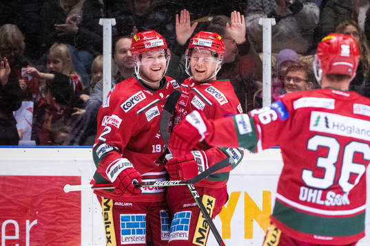 Modos Oscar Pettersson jublar med lagkamrater