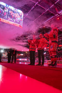 Modo-backen Robert Frestadius hyllas innan ishockeymatchen