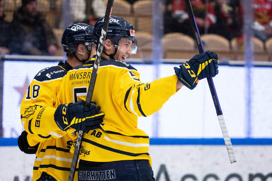 Södertäljes Filip Nordberg jublar med Linus Videll