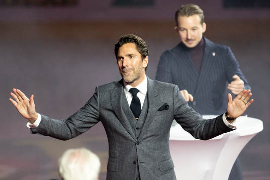 Henrik Lundqvist hyllas innan ishockeymatchen i SHL mellan