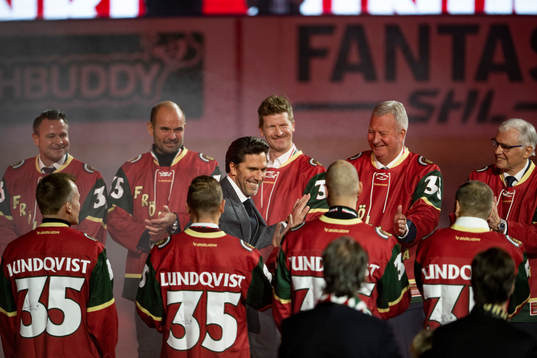 Henrik Lundqvist tar emot hyllningar av tidigare spelare,