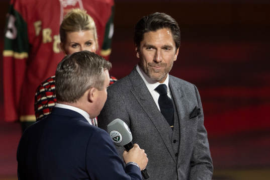 Henrik Lundqvist tar emot hyllningar innan ishockeymatchen