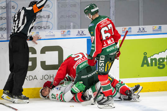 Rögles Brady Farguson och Frölundas Mats Roseseli Olsen i