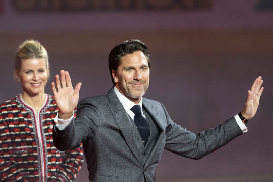 Henrik Lundqvist tar emot hyllningar innan ishockeymatchen