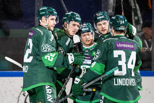 Färjestads Per Åslund jublar med lagkamrater