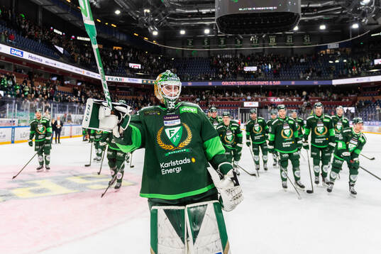 Färjestads målvakt Dennis Hildeby jublar med lagkamrater